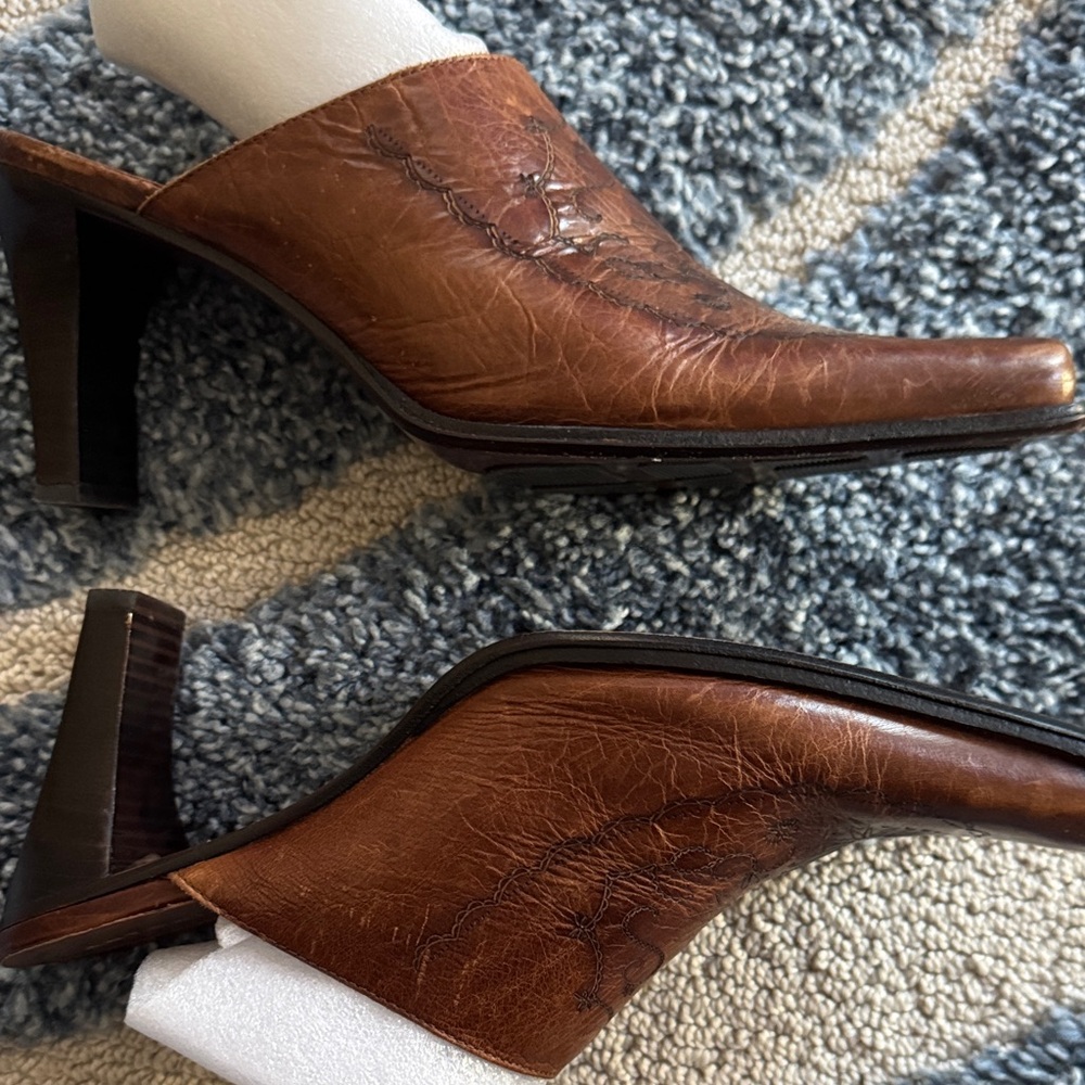 Antonio Melani Embossed Brown Leather Mules - Picture 5 of 8